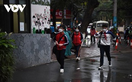 Học sinh Hà Nội háo hức, đội mưa đến trường từ sáng sớm sau nhiều tháng học online