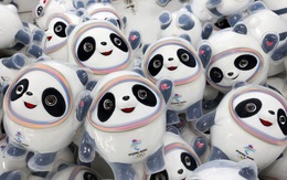Chẳng phải hàng hiệu hay iPhone đời mới nhất, người Trung Quốc vẫn xếp hàng dài dưới thời tiết lạnh giá để mua được linh vật Olympic