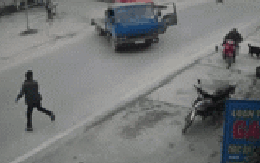 Clip: Người đàn ông vừa dừng xe máy bên đường, bị chiếc xe cẩu rơi từ trên xe tải xuống đè tử vong