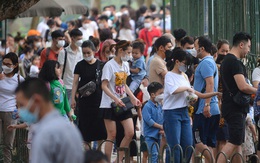 Ảnh: Hàng nghìn người dân đổ về công viên Thủ Lệ vui chơi ngày cuối tuần, trẻ em chen chân cho thú ăn