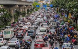 Đường phố Hà Nội ùn tắc nhiều giờ sau cơn mưa lớn
