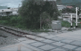 Nam thanh niên băng qua đường sắt bị tàu hỏa tông tử vong: Camera ghi lại khoảnh khắc ám ảnh