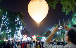 Chùm ảnh HOT: Đại hội khinh khí cầu ngay giữa Hà Nội, lâu lắm rồi phố đi bộ Hồ Gươm mới đông đến thế!