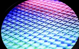 Ngành sản xuất chip lại đón cú sốc mới vì gián đoạn sản xuất khí neon ở Ukraine