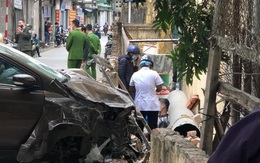 Hà Nội: Người đàn ông say xỉn lái ô tô "điên" tông gục xe máy khiến 2 vợ chồng nguy kịch