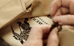 Bí mật đằng sau chiếc áo trench coat trứ danh của Burberry: Đường may 11,5 mũi trên 1 inch bằng tay 100%, tỷ lệ sai sót 0%