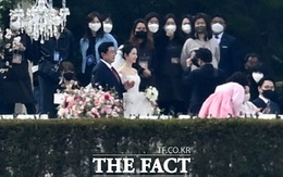 HOT: Phát sốt trước loạt khoảnh khắc cực rõ nét trong đám cưới Hyun Bin - Son Ye Jin, cô dâu e thẹn nắm tay bố