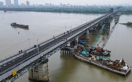 Cận cảnh thi công thay thế trụ chống va đập mới cho cầu Long Biên