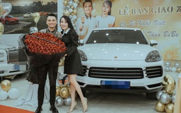 Ca sĩ Khắc Việt chơi lớn, sắm Porsche Cayenne tặng vợ DJ nhân ngày 8/3, riêng tiền chọn option tới hơn 1 tỷ đồng