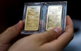 Giá vàng rớt thảm hơn 4 triệu đồng, tuột mốc 70 triệu đồng/lượng