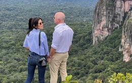 Tỷ phú Jeff Bezos và bạn gái mặc sơ mi giản dị đi thăm rừng Amazon