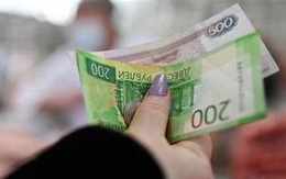 Loạn tỷ giá đồng rúp ngay tại nước Nga