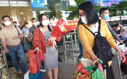 Sân bay Tân Sơn Nhất đông đúc hành khách trở lại TP.HCM trong ngày cuối nghỉ Lễ giỗ Tổ