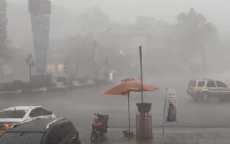 Cảnh tượng đáng báo động ở Đà Lạt sau cơn mưa lớn đầu mùa: Nước cuốn như lũ, có cả mưa đá bể trời!