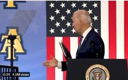 Ông Biden gây bão vì một "hành động lạ" sau bài phát biểu khiến người theo dõi ngơ ngác