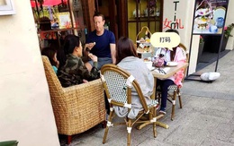 Bắt gặp gia đình Mark Zuckerberg ăn tối trên phố, dân mạng thắc mắc: Chi tiền an ninh 26,8 triệu USD mỗi năm, nhưng vệ sĩ ở đâu?