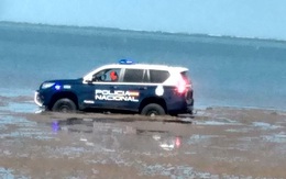 ‘Xe chủ tịch’ Toyota Land Cruiser mắc kẹt ở bãi biển, bị thuỷ chiều nhấn chìm