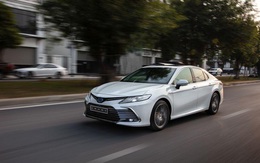 Toyota Camry bất ngờ gia nhập "câu lạc bộ" kênh giá kỷ lục, lên tới 130 triệu đồng tại đại lý