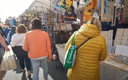 "Cô Mười" Vlog kể chuyện quái gở khi đi CHỢ TRỜI ở quốc gia châu Âu này: Túi "hàng hiệu" bày la liệt dưới đất, áo mới tinh giá 25.000 đồng, tin được không?