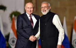 Vị thế đặc biệt khiến Ấn Độ vừa mua được dầu giá rẻ của Nga, vừa "làm bạn" với Mỹ