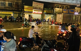 CLIP: Nhiều tuyến đường ở Biên Hòa chìm trong nước, "sóng" tràn vào nhà dân