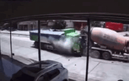 Tài xế may mắn nhất thế giới thoát nạn sau cú 'bánh mì kẹp chả' giữa 2 xe tải