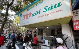 Người dân ‘rồng rắn’ xếp hàng mua bánh trôi, bánh chay ở quán chè nức tiếng Thủ đô