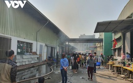 Cháy lớn tại kho hàng của công ty Việt Pan Pacific ở Bắc Giang