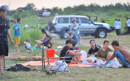 Ảnh: Hàng nghìn người đổ về bãi sông Hồng trải chiếu, dựng lều trại giải nhiệt đầu mùa hè
