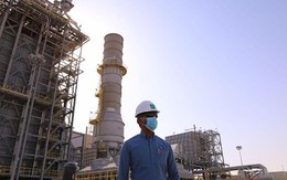 Ả Rập Xê Út hạ giá bán dầu từ mức cao kỷ lục