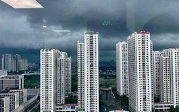 Chùm ảnh: Mây đen giăng kín đầu giờ chiều, bầu trời Hà Nội tối om đón cơn mưa như trút nước