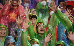 Khoảnh khắc vỡ òa ở phố đi bộ Nguyễn Huệ sau chiến thắng của U23 Việt Nam: CĐV hò reo ăn mừng dưới mưa