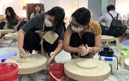 Giới trẻ Hà Thành rủ nhau nặn gốm tại Bát Tràng