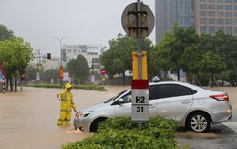 Nhiều khu vực ở Vĩnh Phúc ngập sâu sau trận mưa lớn, công an căng mình đẩy ô tô khỏi 'biển nước'