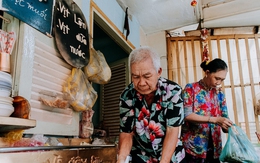 Quán cháo trắng hơn 10 năm chỉ bán giá 1.000 đồng của đôi vợ chồng già ở Sài Gòn: "Bán rẻ cho người ta ăn no là được rồi"