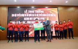 Đội tuyển bóng đá nữ Việt Nam tiếp nhận phần thưởng 3 tỷ đồng từ FE Credit