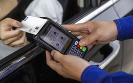 Khách mua xăng có thể dùng thẻ thanh toán không tiếp xúc