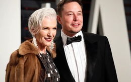Elon Musk giúp mẹ đầu tư chứng khoán từ năm 14 tuổi