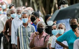 Sri Lanka: Bác sĩ soi đèn pin để mổ vì thiếu điện, hàng nghìn người có thể sẽ chết vì khan hiếm thuốc