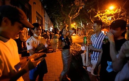 Dân Thượng Hải đổ ra đường mừng dỡ phong tỏa