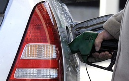 Chi phí trung bình để đổ đầy một bình xăng ô tô ở Anh là bao nhiêu?