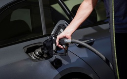 Giá xăng trung bình tại Mỹ vượt mốc 5 USD/gallon lần đầu tiên trong lịch sử