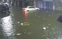 Mưa chỉ hơn 1 giờ, nhiều tuyến phố Hà Nội ngập trong nước