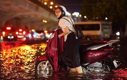 Toàn cảnh Hà Nội sau trận mưa lớn tối 13/6: Đường phố ngập lút bánh xe, người dân vất vả lội nước về nhà lúc nửa đêm