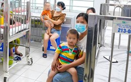 Bệnh viện Nhi Trung ương tiếp nhận gần 1000 ca TAY CHÂN MIỆNG: Cảnh báo 3 triệu chứng sớm báo hiệu bệnh trở nặng, cha mẹ cần lưu ý