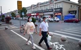Thượng Hải hậu phong tỏa: Người dân 'vung tiền' thỏa thích, đổ xô mua hàng xa xỉ và uống 4 ly trà sữa để 'phục thù'