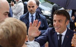 Tổng thống Macron đối diện khó khăn