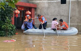 Chùm ảnh: Mưa lũ kỷ lục càn quét Trung Quốc, nhiều ngôi nhà bị nhấn chìm khiến người dân buộc phải di tản