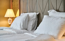 Vì sao khách sạn thường 'hào phóng' bày 4 chiếc gối dù chỉ có giường đôi?