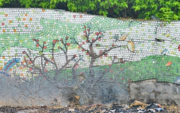 Hà Nội: Người dân đốt lửa, phóng uế khiến con đường gốm sứ bị cháy xém và nhếch nhác khó tin